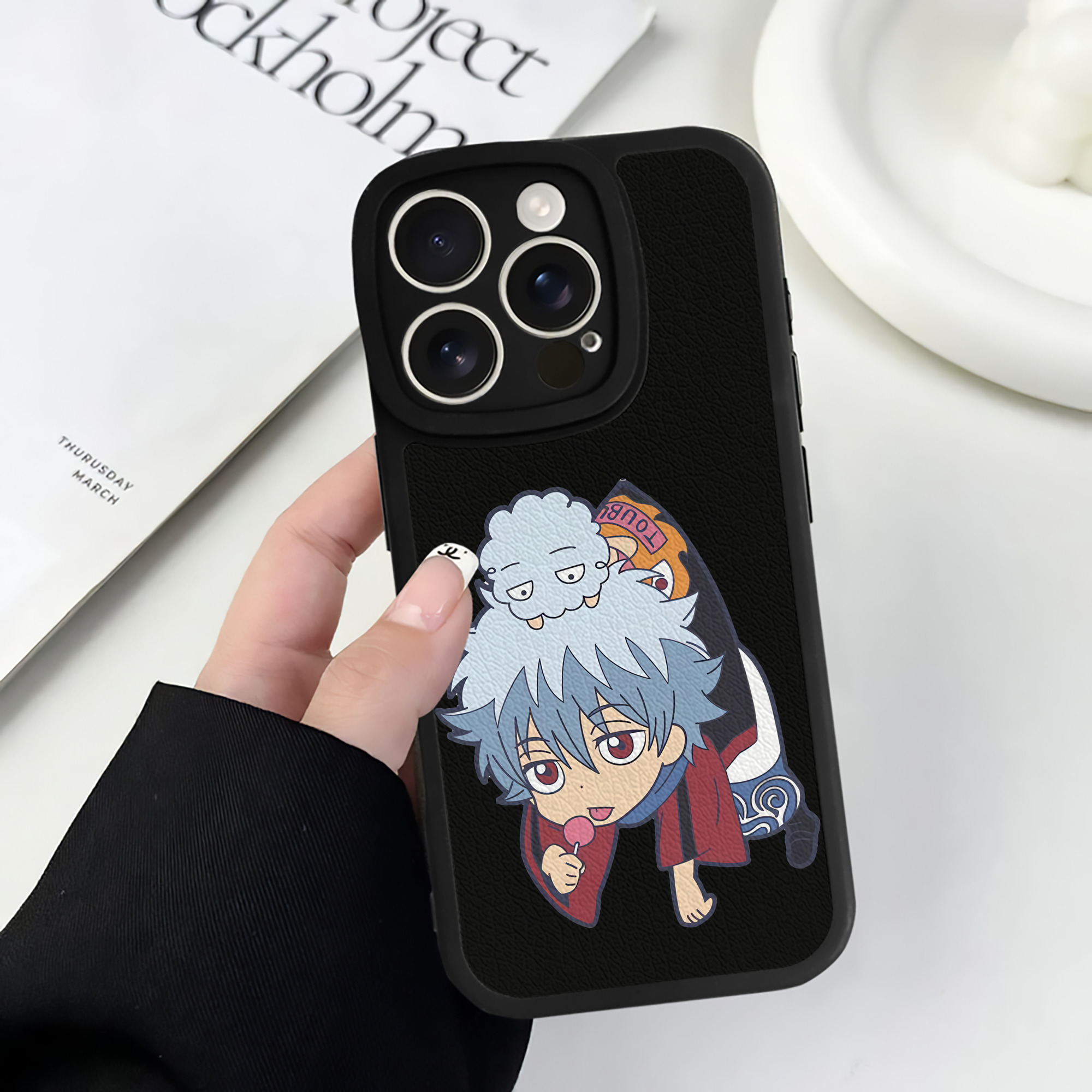 （画像用） ぎんたま 坂田銀時（さかたぎんとき） 神楽 志村新八（しむら しんぱち） GINTAMA Sakata Gintoki Kagura Shimura Shinpachi 【iPhone 16シリーズ対応】シリコンスマホケース（レザー調） 材質：シリコン